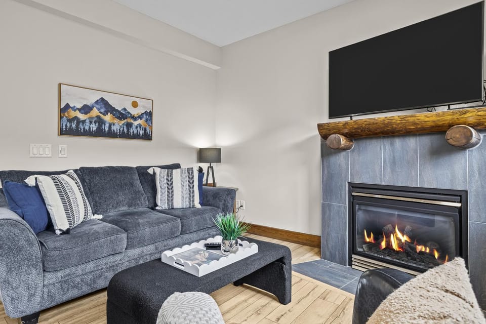 TV and multimedia, Living room, Seating area, fireplace