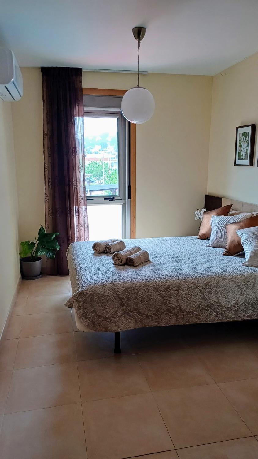 Bed, Photo of the whole room, Bedroom, towels, air conditioner