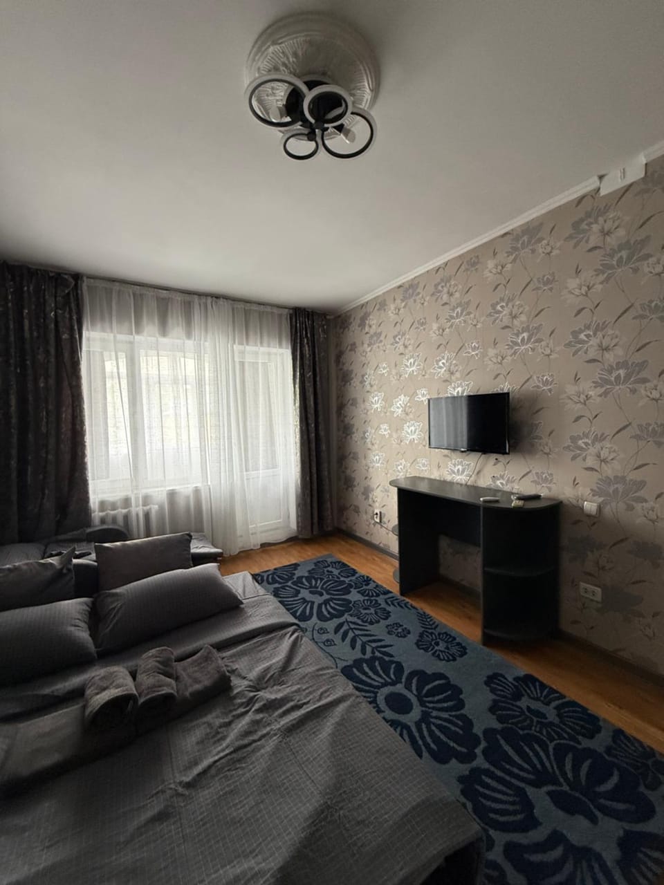 Bed, TV and multimedia, Seating area