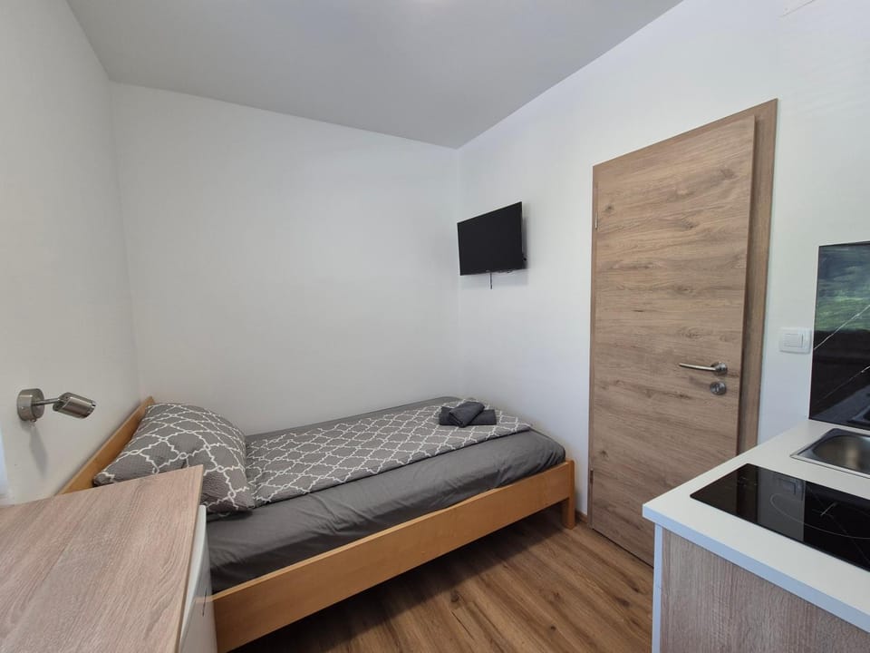 TV and multimedia, Photo of the whole room, Bedroom