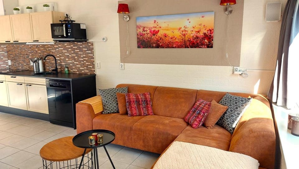 Kitchen or kitchenette, Seating area, oven