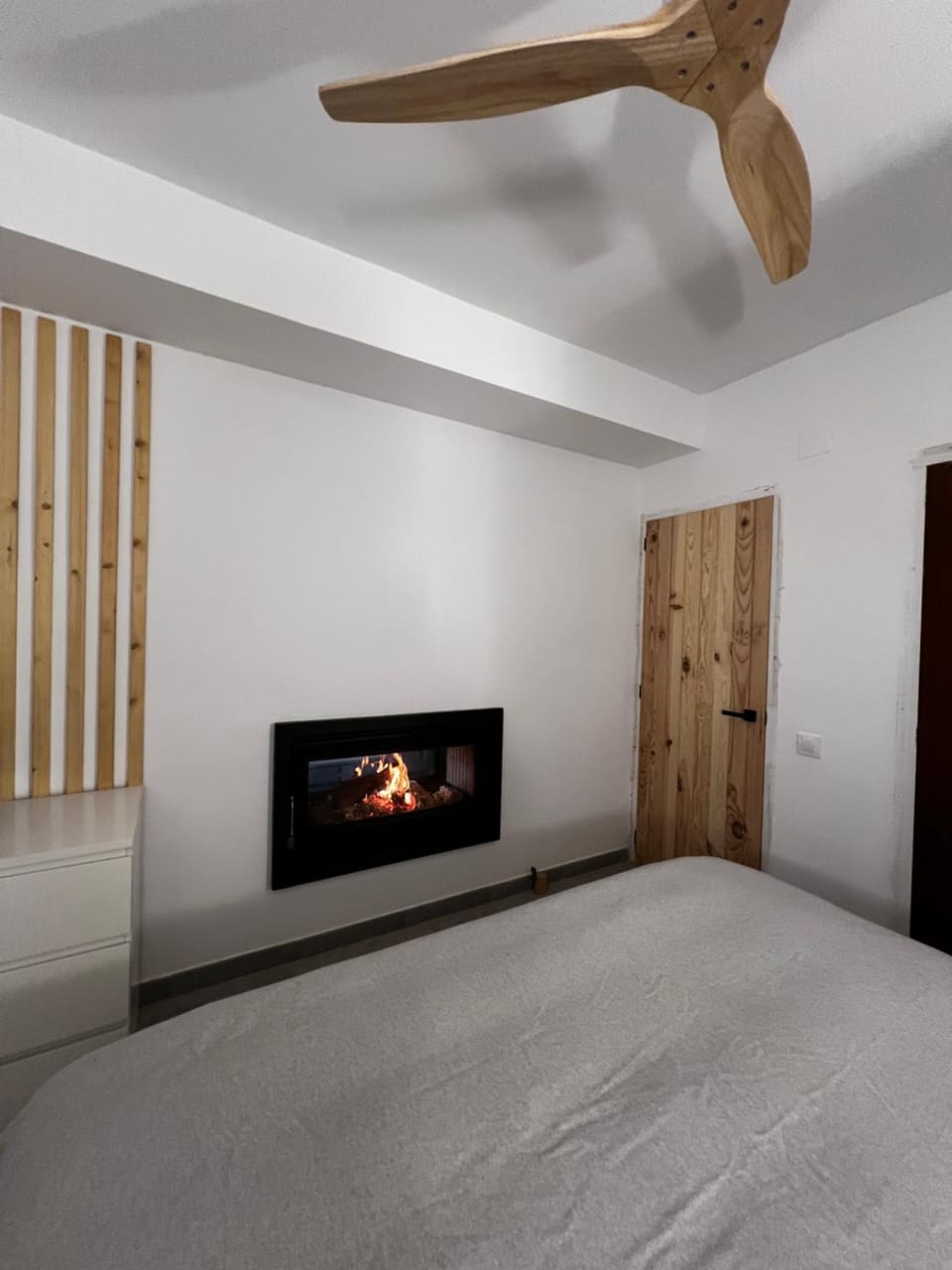 Bedroom, fireplace, air conditioner