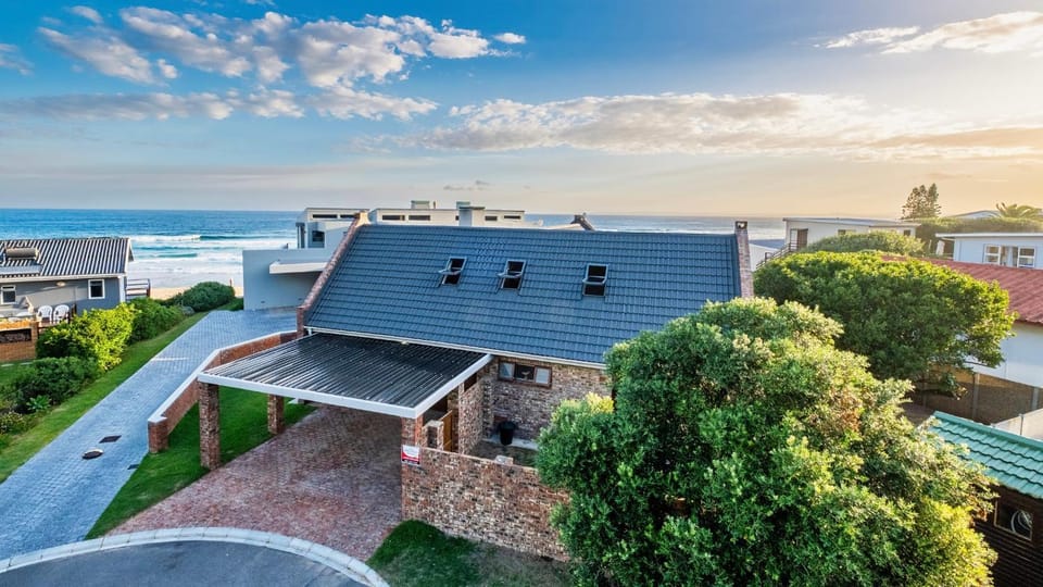 Property building, Facade/entrance, Day, Natural landscape, Sea view