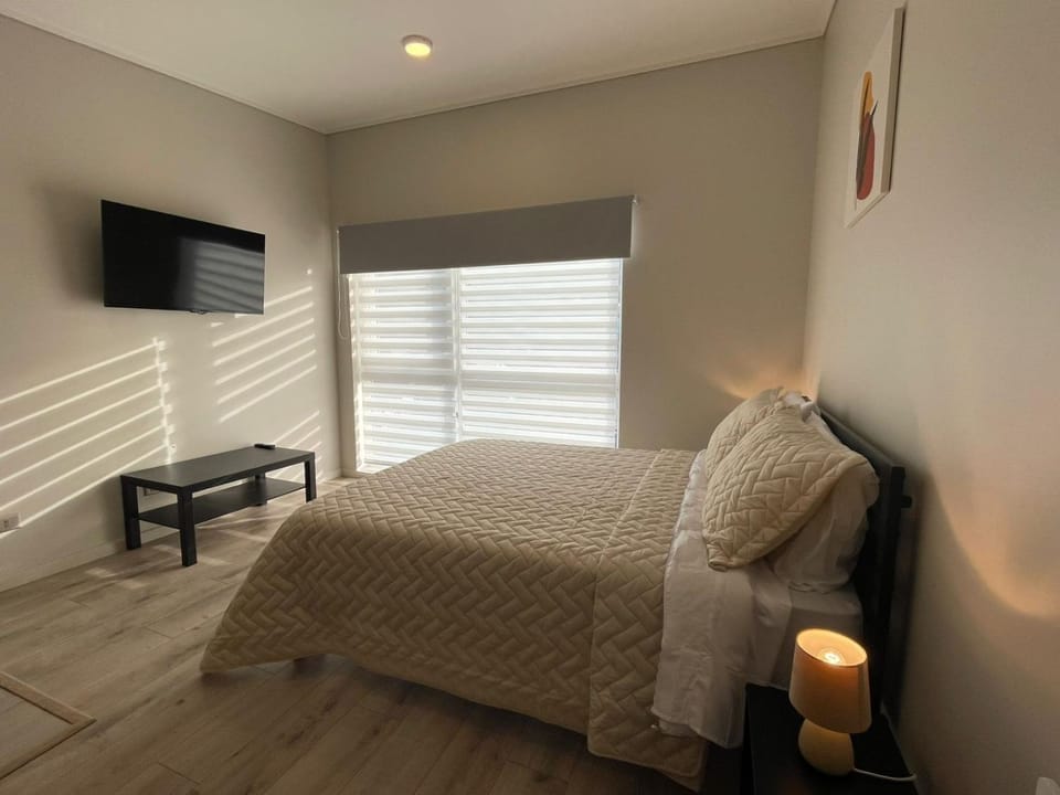 Communal lounge/ TV room, Bed, TV and multimedia, Living room, Photo of the whole room, Seating area, Evening entertainment, Bedroom