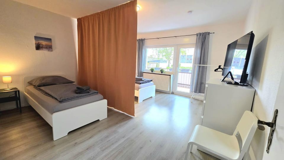 Bed, TV and multimedia, Photo of the whole room, Bedroom