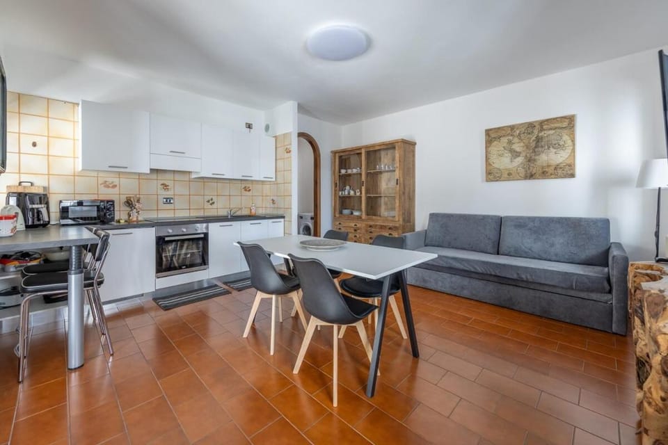Kitchen or kitchenette, Living room, Seating area, Dining area, oven, pet friendly, stove