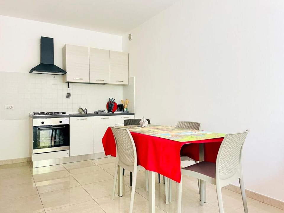 Kitchen or kitchenette, Dining area, oven, pet friendly, stove