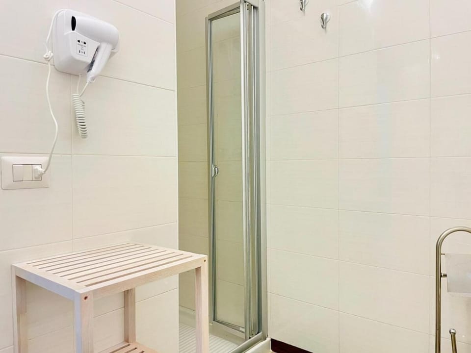 Shower, Bathroom, hair dryier
