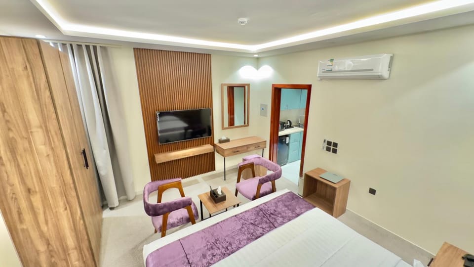 Bed, TV and multimedia, Evening entertainment, Bedroom, wardrobe, air conditioner