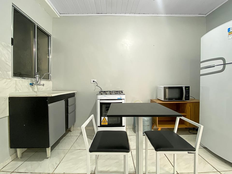 Kitchen or kitchenette, Dining area, microwave