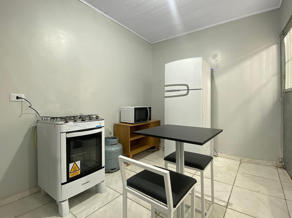 Kitchen or kitchenette, Dining area, stove