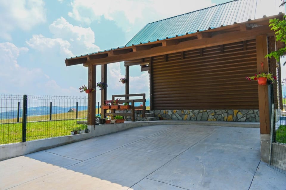 Mountain Viewpoint House in Montenegro