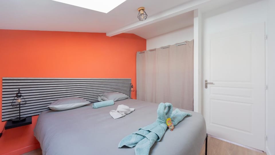 Bed, Photo of the whole room, Bedroom, towels, wardrobe