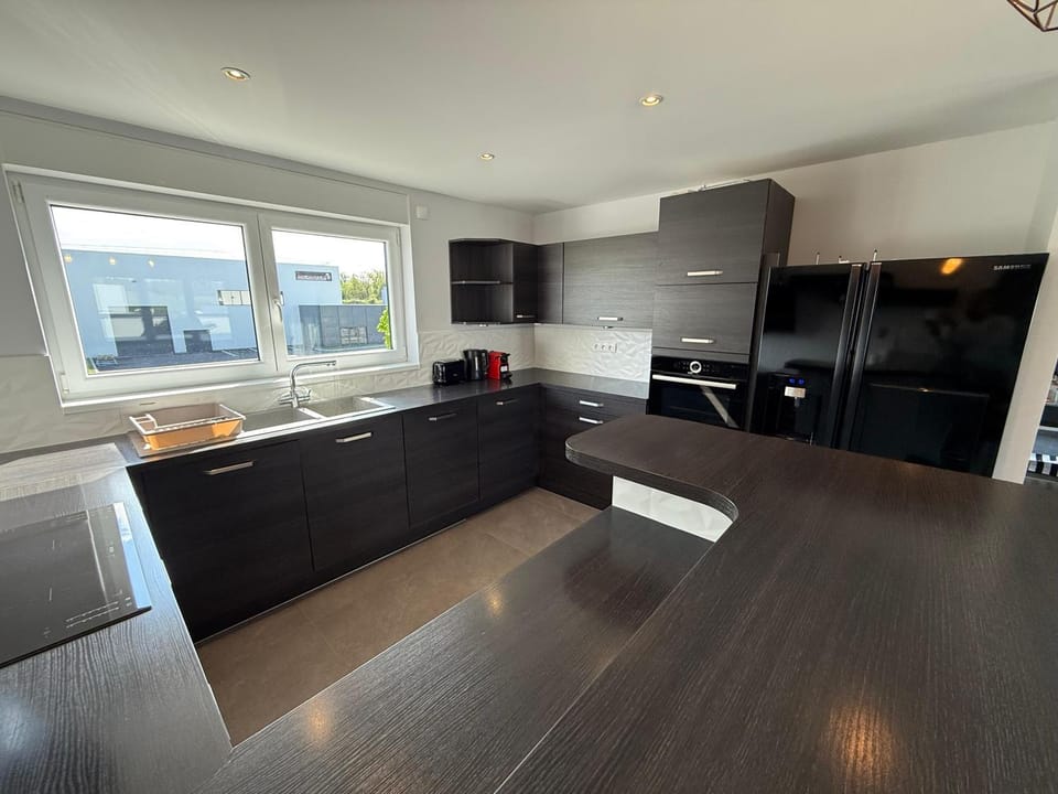 Kitchen or kitchenette, Dining area, oven, stove