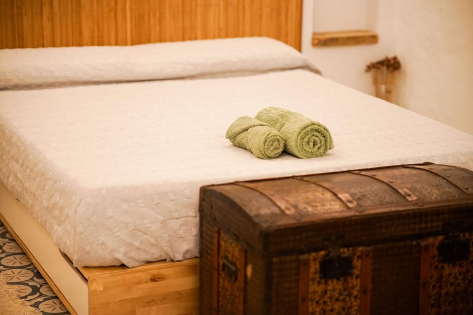 Bed, Bedroom, towels