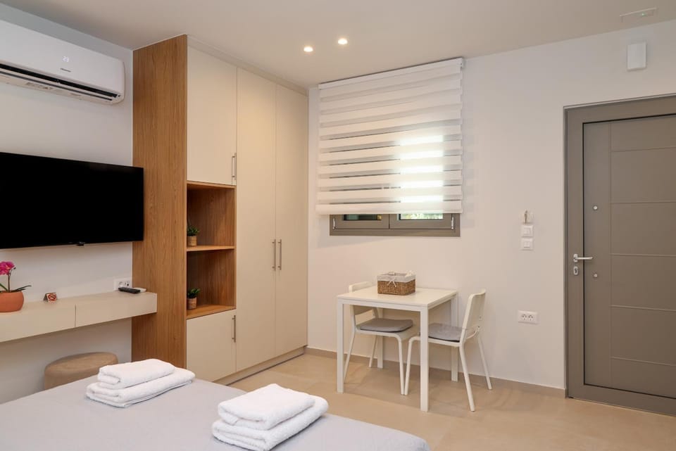 Toilet, Bed, TV and multimedia, Seating area, Dining area, Bedroom, Guests, furniture, towels, wardrobe, air conditioner