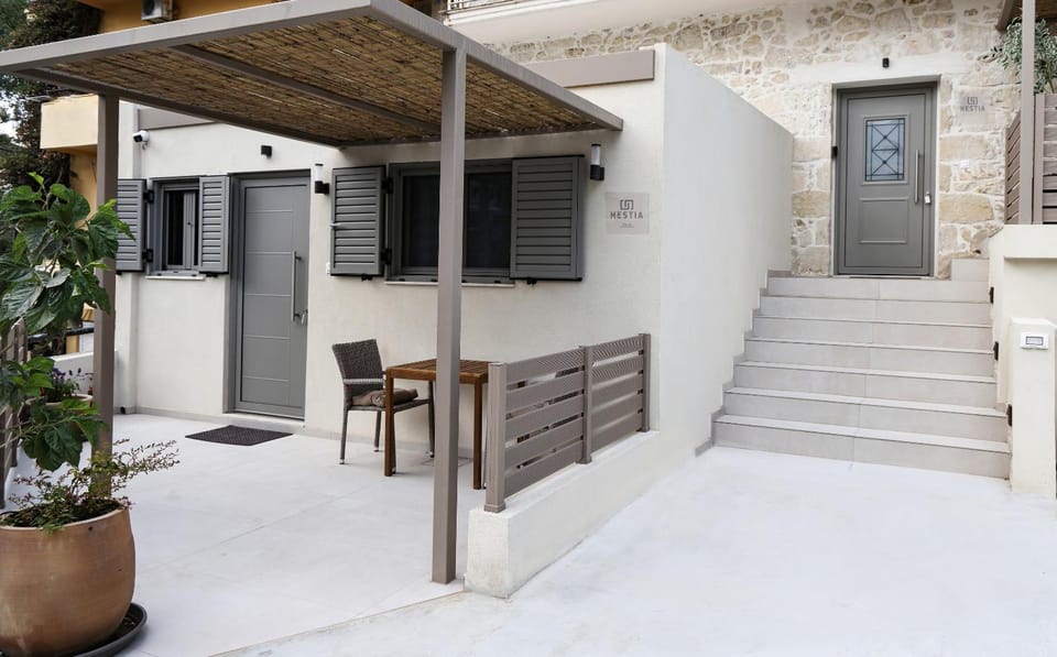 Patio, View (from property/room), Balcony/Terrace, Balcony/Terrace, Photo of the whole room, Dining area, Guests, City view, Garden view, Landmark view, Mountain view, Street view, Location, Quiet street view, Inner courtyard view, furniture, internet, acessibility