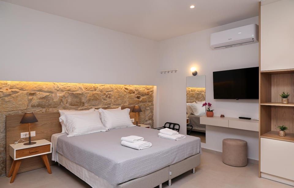 Toilet, Bed, TV and multimedia, Bedroom, heating, towels, wardrobe, air conditioner
