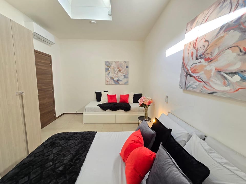 Bed, Photo of the whole room, Bedroom
