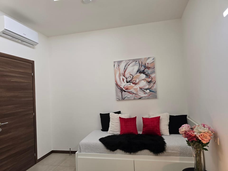 Bed, Photo of the whole room, Bedroom, air conditioner