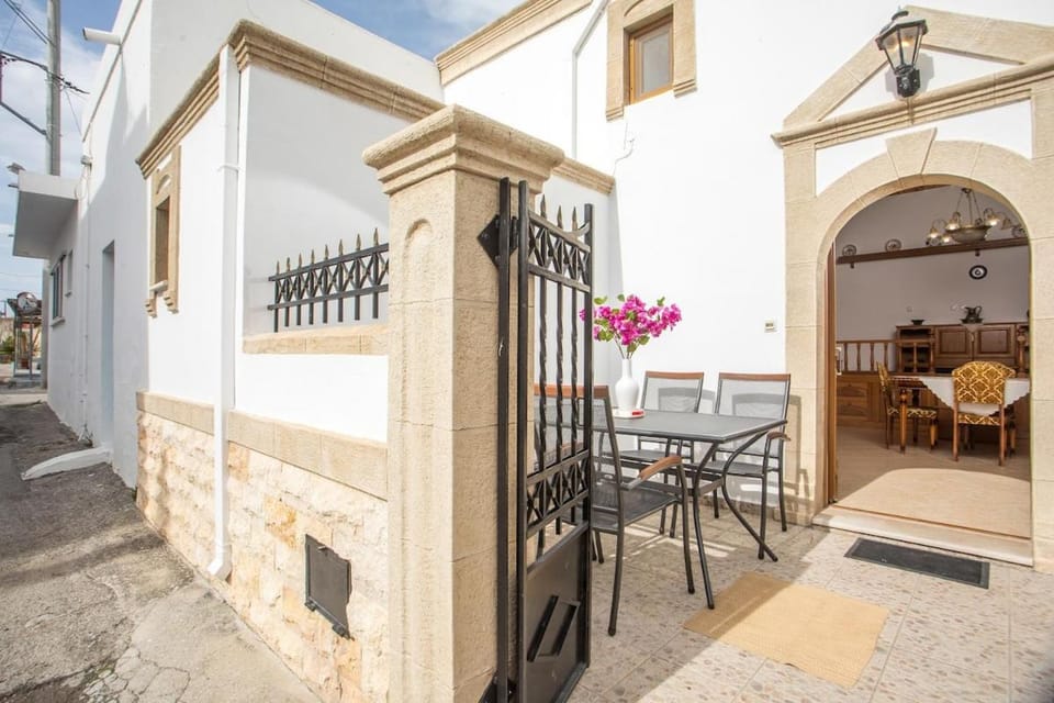 Property building, Patio, Balcony/Terrace, Dining area