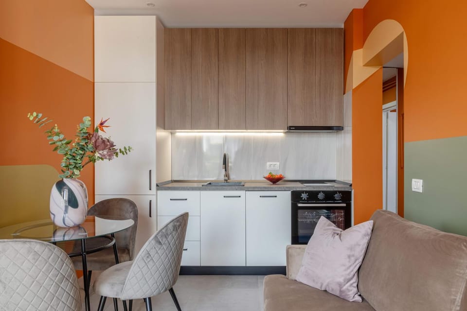 Kitchen or kitchenette, Seating area, Dining area