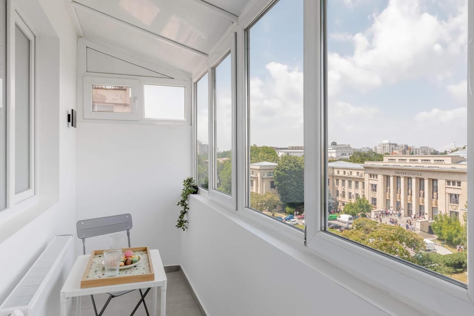 Property building, Day, View (from property/room), Balcony/Terrace, Dining area, City view