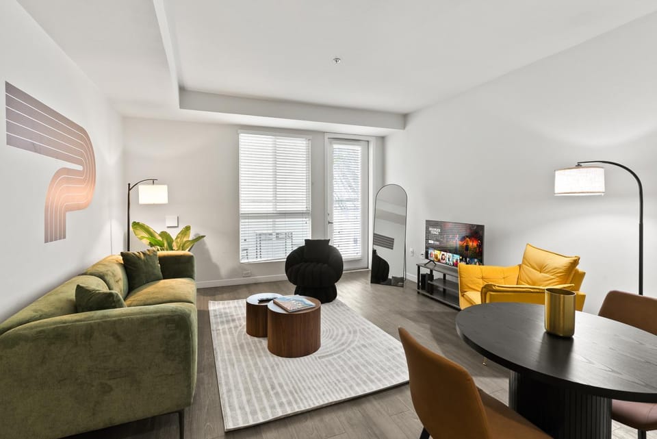Spacious and Bright West Hollywood Pool & Gym Apartment in West Hollywood