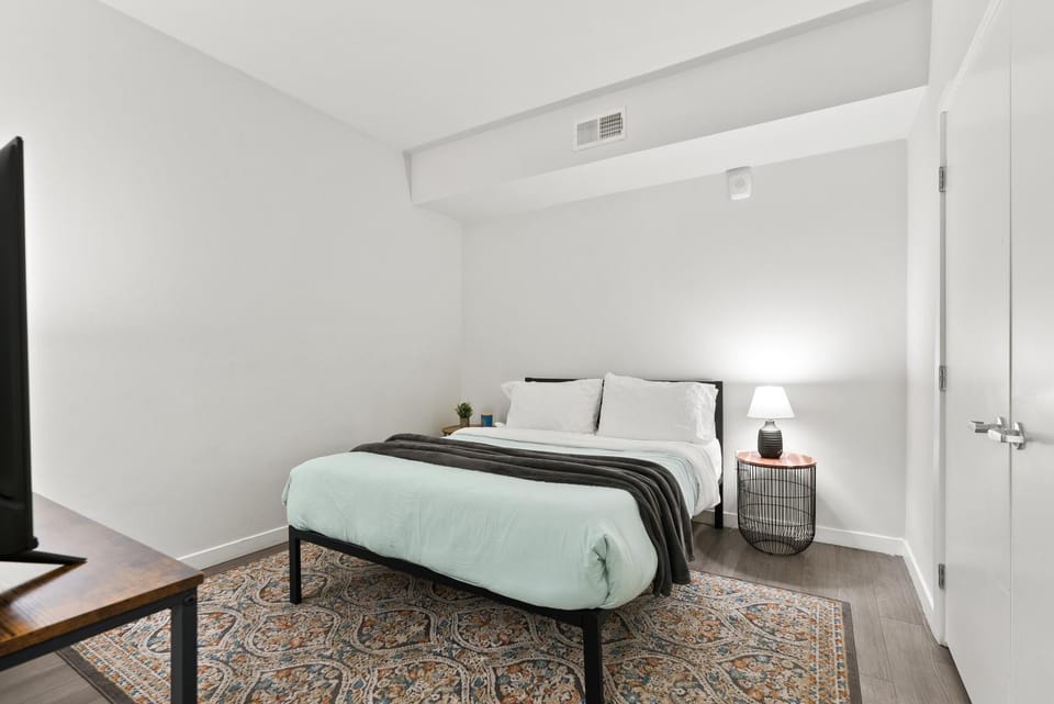 Spacious and Bright West Hollywood Pool & Gym Apartment in West Hollywood