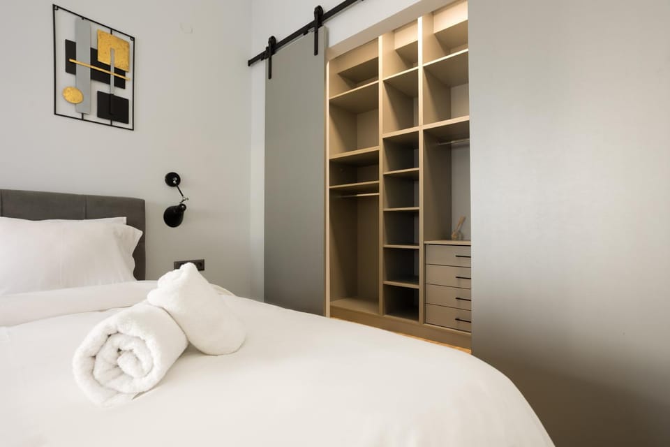 Bed, Photo of the whole room, wardrobe
