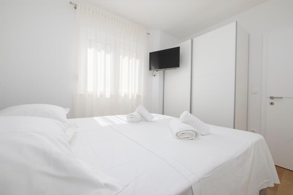 Bed, TV and multimedia, Bedroom, towels, wardrobe