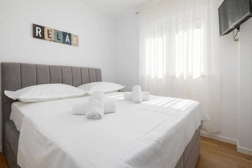 Bed, TV and multimedia, Bedroom, towels