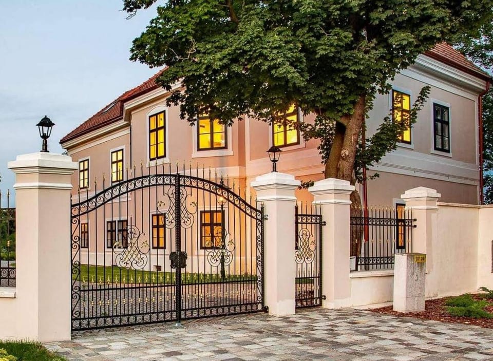 Kaštieľ Nána Bed and Breakfast in Slovakia