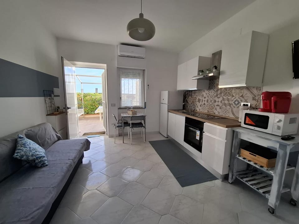 Kitchen or kitchenette, Living room, Seating area, Dining area, oven, pet friendly, stove
