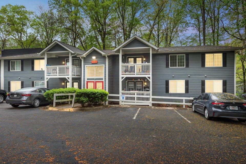 Crest at East Cobb 1830G I Spacious 2Bd 2Bt Apartment in Marietta
