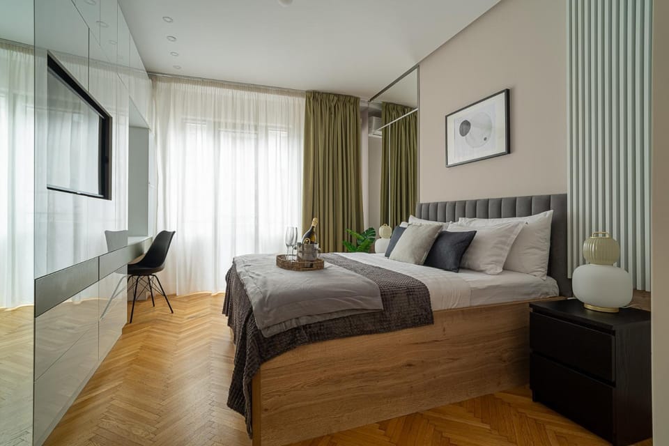 Bed, TV and multimedia, Seating area, Bedroom