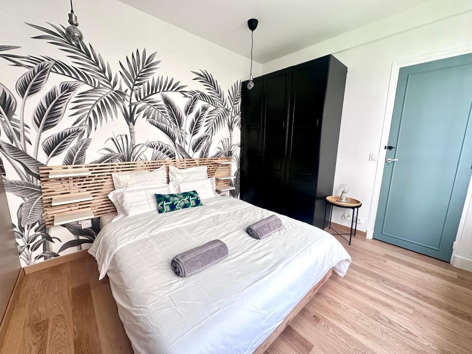 Bed, Photo of the whole room, Bedroom, towels, wardrobe