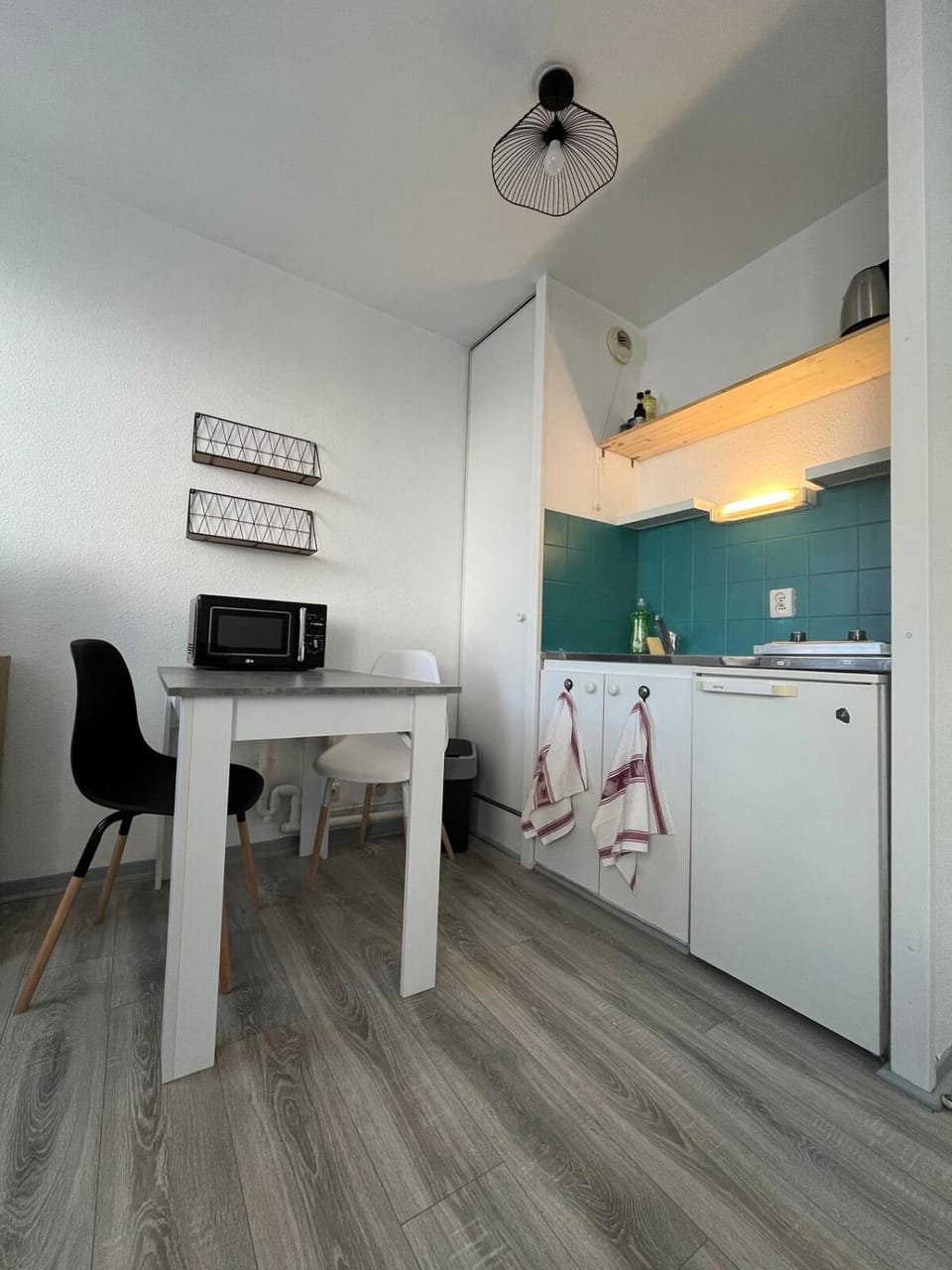 Kitchen or kitchenette, Dining area