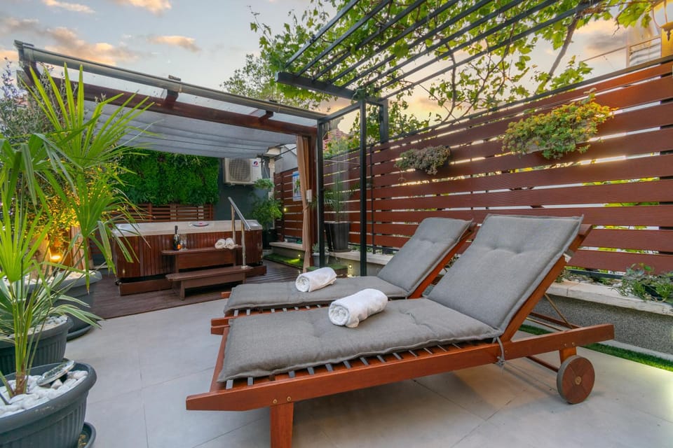 Day, Garden, Seating area, Garden view, Pool view