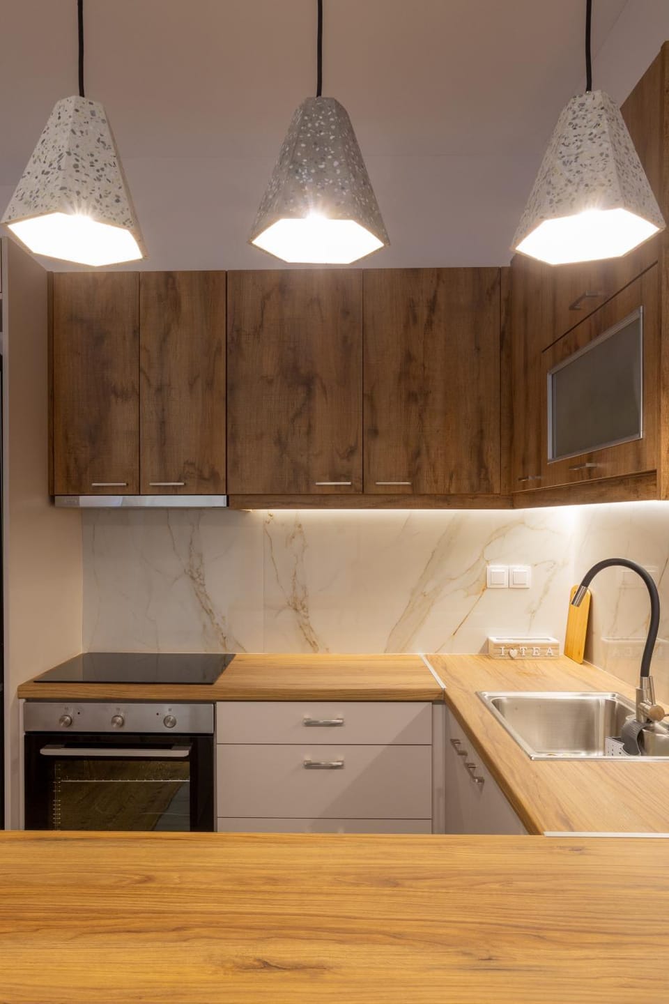Kitchen or kitchenette, dishwasher, stove