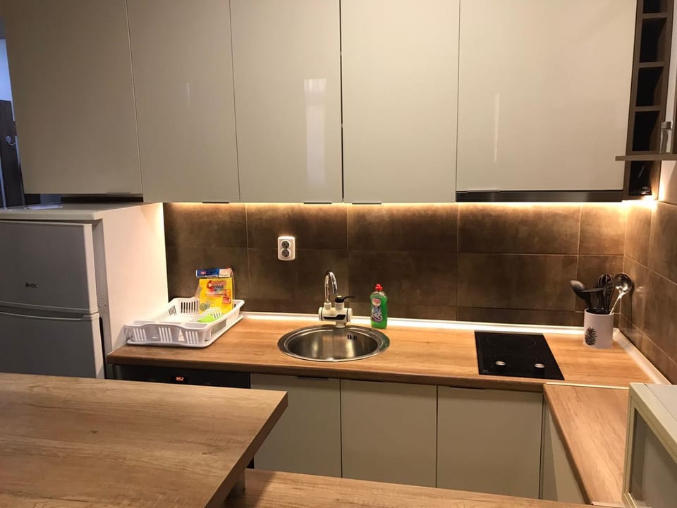 Kitchen or kitchenette, oven