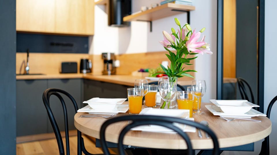 Kitchen or kitchenette, Food and drinks, Dining area, Food