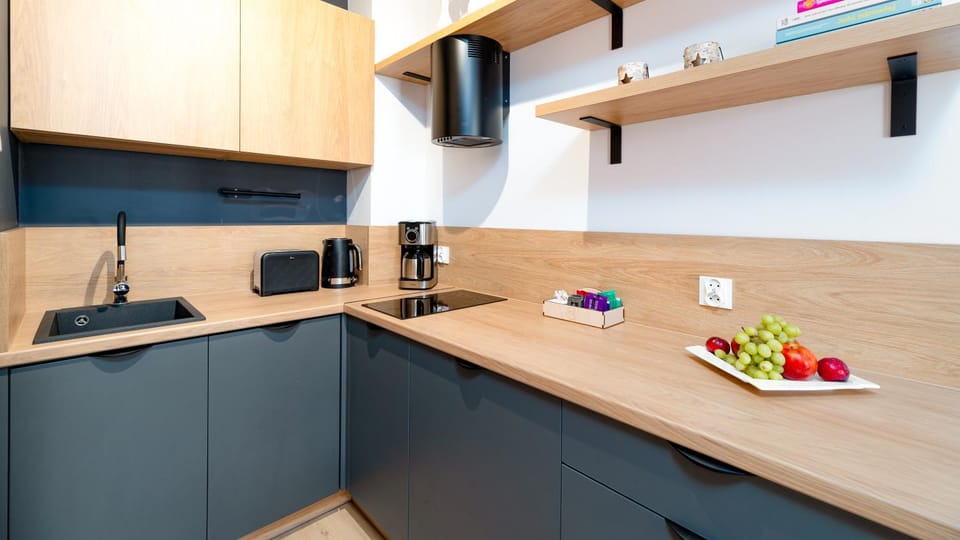 Kitchen or kitchenette, Food and drinks, Food, oven, stove