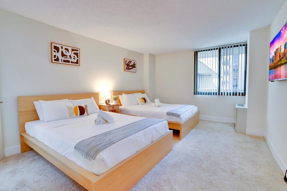 Bed, TV and multimedia, Bedroom, towels