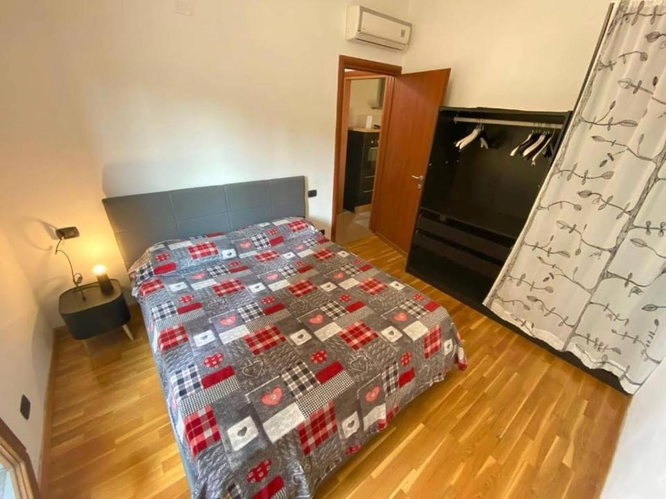 Bed, Kitchen or kitchenette, Photo of the whole room, Bedroom, oven, wardrobe, air conditioner