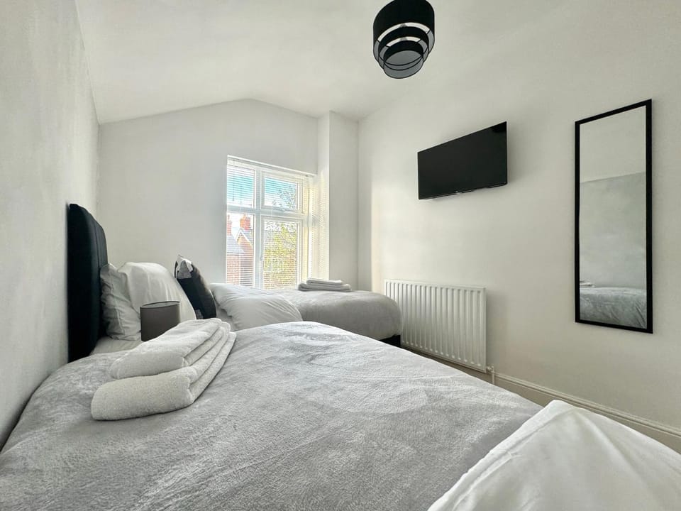 Bed, TV and multimedia, Photo of the whole room, Bedroom
