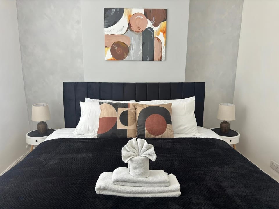 Bed, TV and multimedia, Decorative detail, Bedroom, microwave, towels