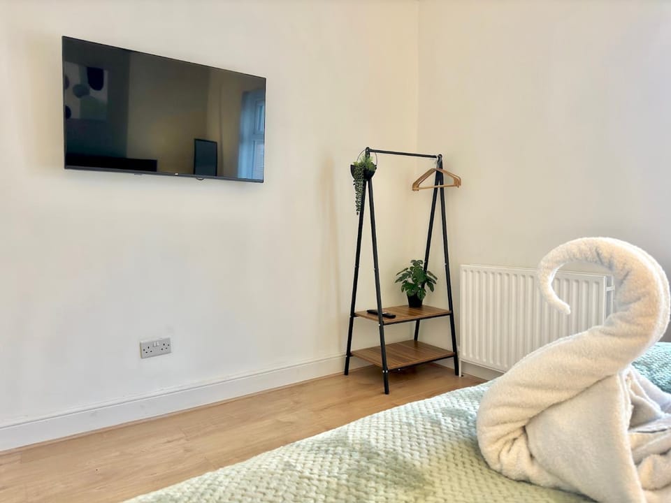 Bed, TV and multimedia, Bedroom, wardrobe