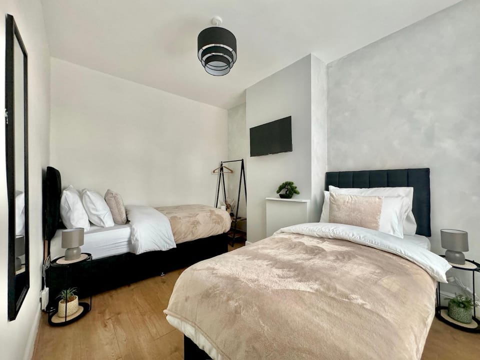 Bed, TV and multimedia, Photo of the whole room, Bedroom, wardrobe