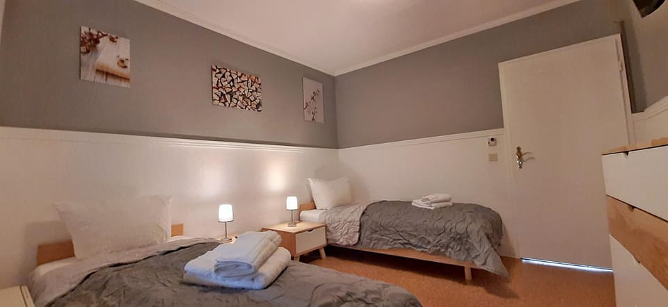 Bed, TV and multimedia, Photo of the whole room, Bedroom, towels